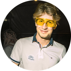 Cнимаю для Skyeng в крутых очках