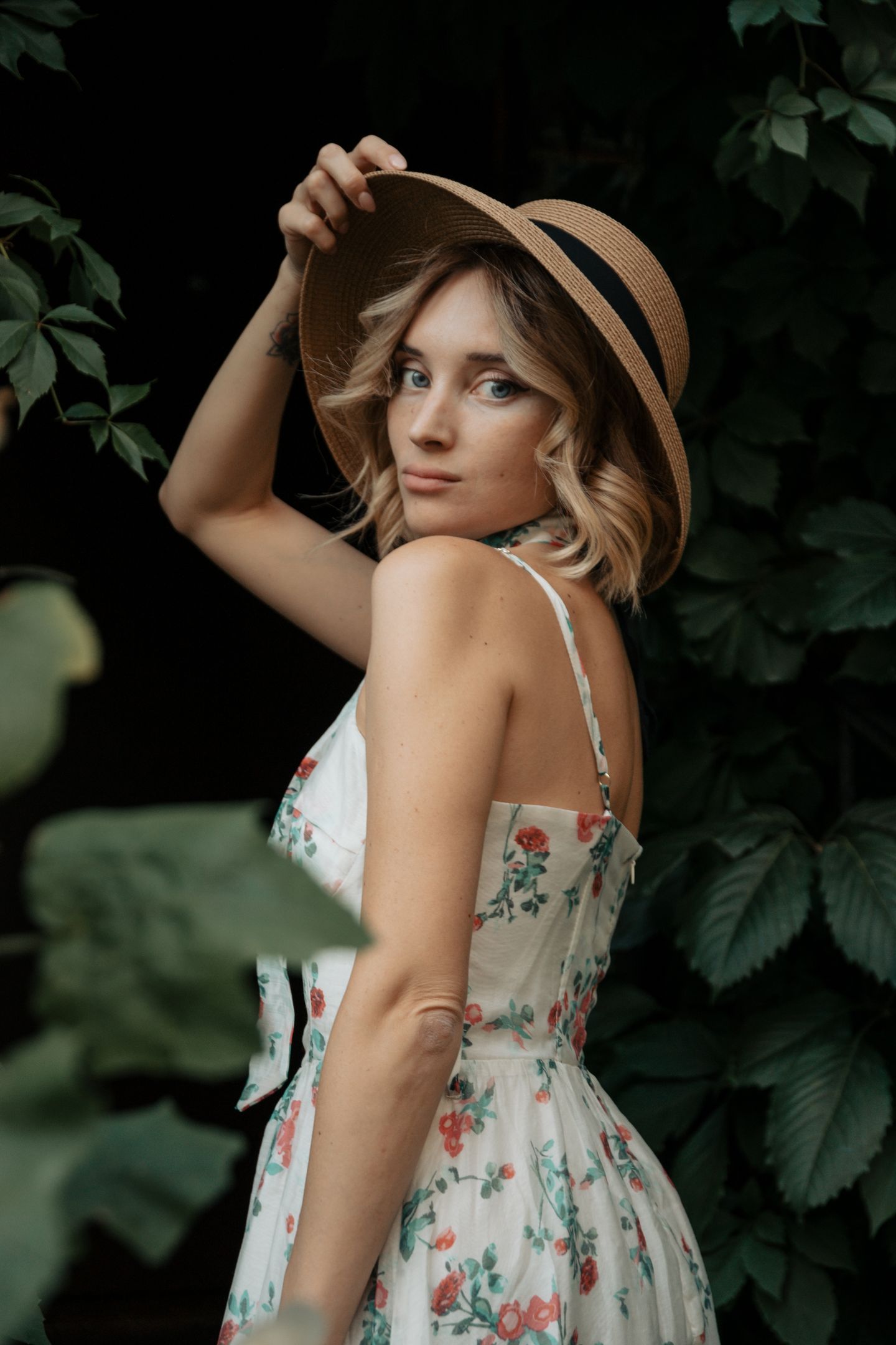 Лена в старом дворике